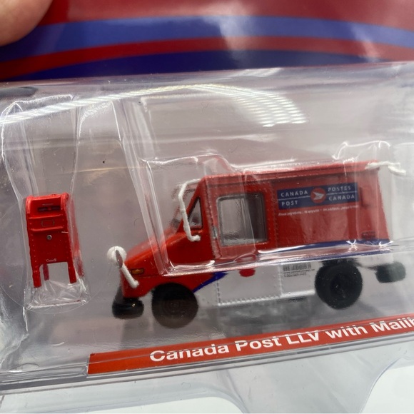 Greenlight Limited Edition Canada Post LLV Van w Mailbox Hobby Exclusive 1:64 - Picture 3 of 6